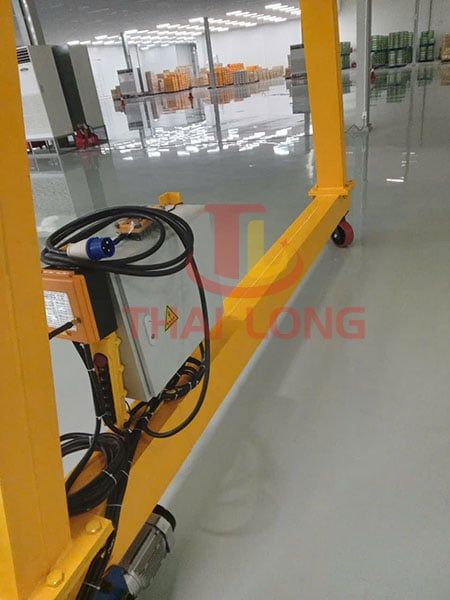 cổng trục 3 tấn chạy trên nền bê tông 4