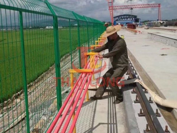 Hệ ray điện 1P cấp điện cho cổng trục