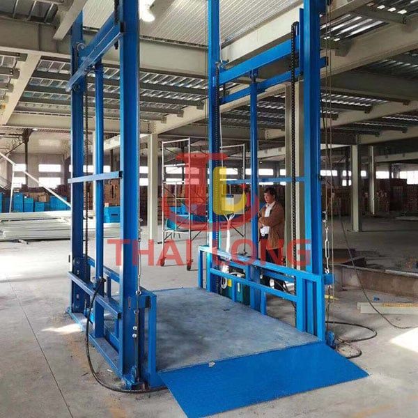 Thang nâng hàng dùng xích tải