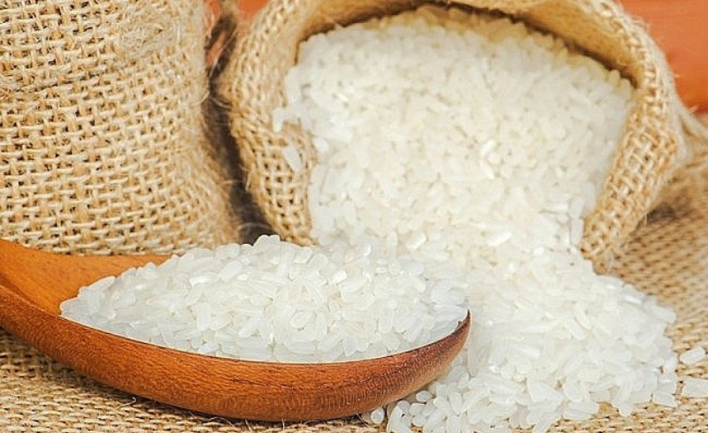Giá gạo xuất khẩu 5% tấm tăng 5-10 USD/tấn, vượt giá gạo Thái Lan