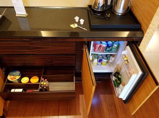 Tủ mát minibar và tủ lạnh mini có giống nhau không?