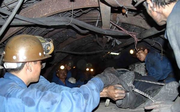 Công nhân gặp nạn khi khai thác than