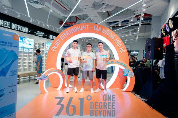 ĐỖ KIM PHÚC VÀ DIỄN VIÊN VIỆT HOÀNG GÂY NÁO LOẠN TẠI 361 SPORT