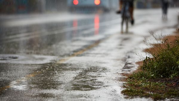 đạp xe trong mùa mưa