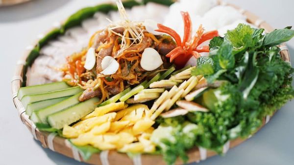 Vì sao thức ăn nhanh gọn như mắm lại khiến người ta sống chậm lại trong khoảnh khắc được ăn mắm ?