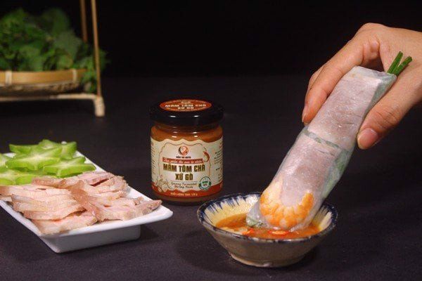 Lời tự tình dễ thương của một cô bé gốc Quảng thưởng thức Mắm Tôm Chà Xứ Gò