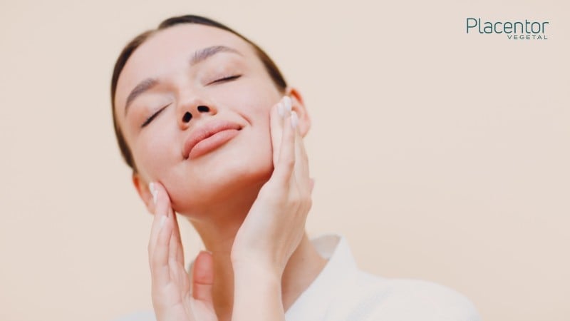 Massage nhẹ nhàng khi rửa mặt với sữa tươi không đường