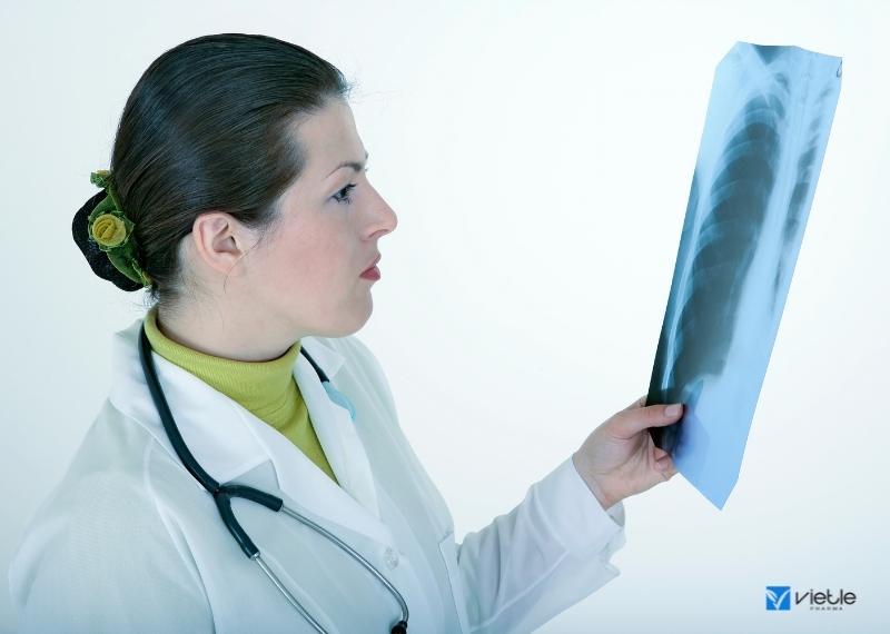Viêm phổi liên quan đến thở máy là tình trạng gì?