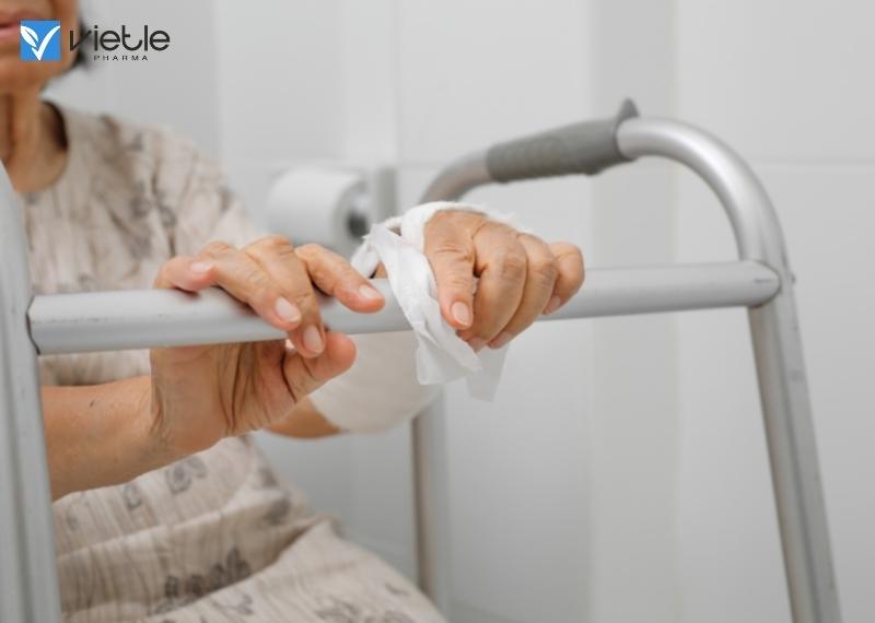 Nguyên nhân người già dễ bị gãy xương và cách phòng ngừa
