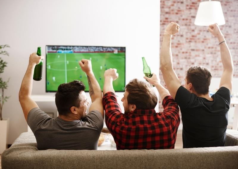 Lưu ý cho người mắc bệnh tim mạch khi xem bóng đá