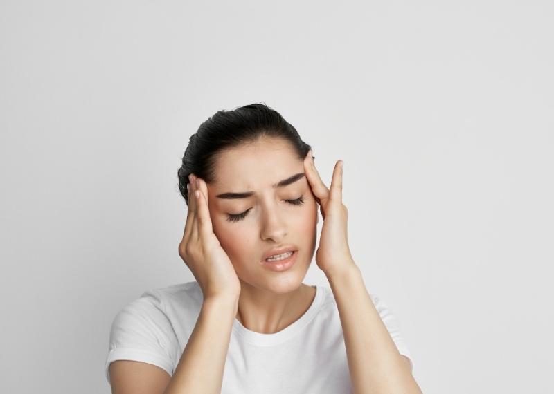 Nguyên nhân nào gây ra hiện tượng mờ mắt và đau đầu?