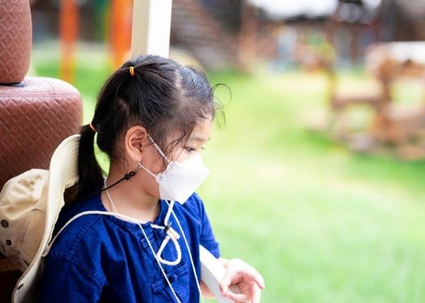 Nguyên nhân nào khiến chức năng phổi của trẻ em thành phố kém hơn trẻ ở nông thôn?