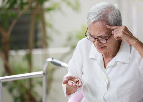 Lú lẫn ở người cao tuổi và cách chăm sóc tại nhà