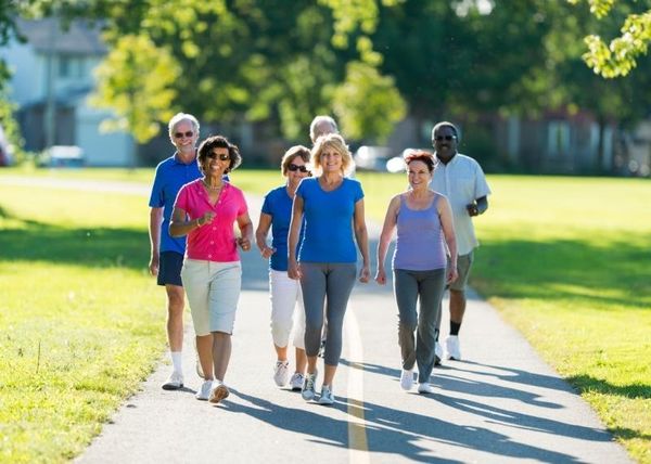 Thời gian lý tưởng đi bộ/ngày để giảm nguy cơ mắc bệnh tim mạch