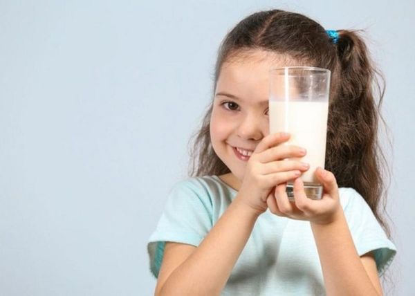 Trẻ uống quá nhiều sữa tươi và những hệ lụy với sức khỏe