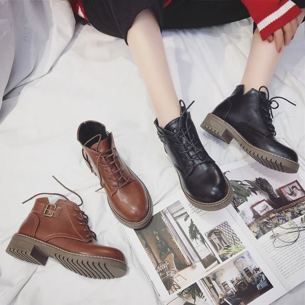 Giày boots nữ là một trong những loại giày được yêu thích nhất trong những ngày se lạnh. Hãy đến với chúng tôi để tìm kiếm cho mình một đôi giày boots nữ thật chất lượng và đẹp nhé!