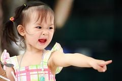 LÀM GÌ KHI CON CẮN, ĐẨY, ĐÁNH, GIẬT, NÉM ĐỒ?