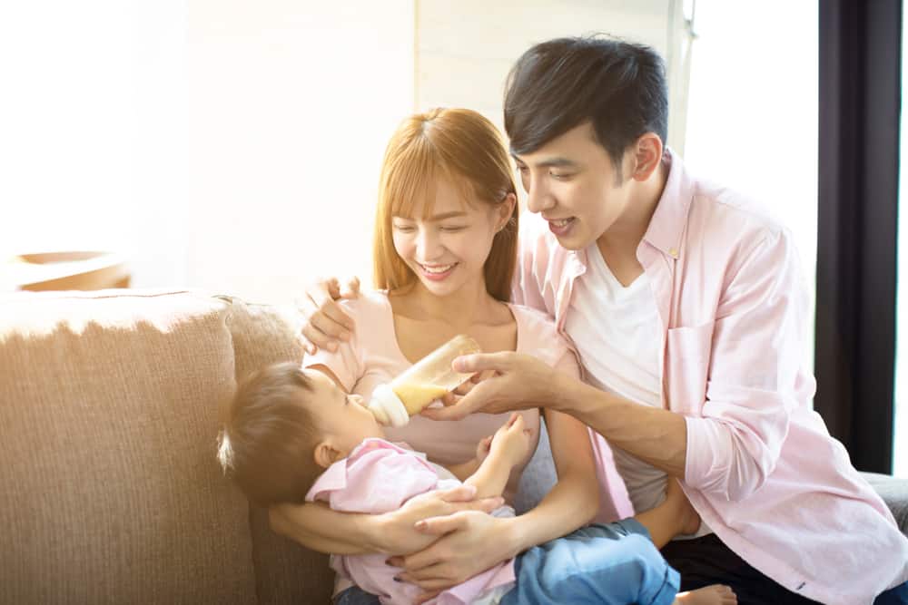 Sặc sữa ở trẻ nhỏ là gì? Khi nào nên dùng van chống sặc cho trẻ?