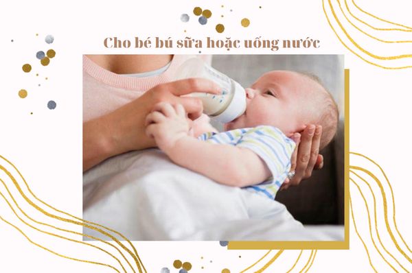 Cho bé bú sữa hoặc uống nước để chữa nấc cụt