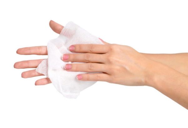 Làm sạch tay sau khi ăn