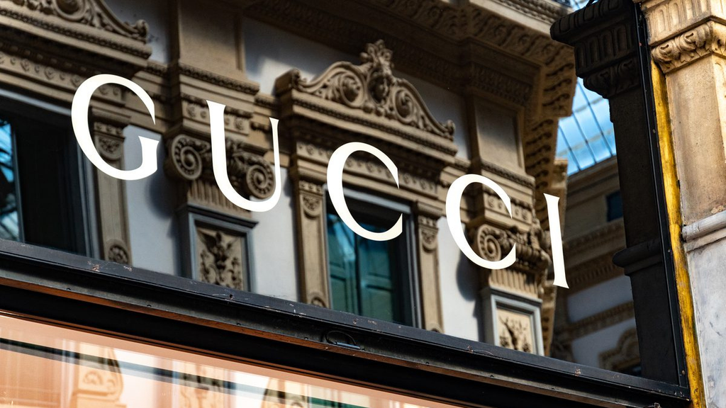 Khám phá nhà máy Gucci với quy trình sản xuất đỉnh cao, từ chọn lựa chất liệu đến gia công tinh xảo, giúp tạo nên những sản phẩm chất lượng và đẳng cấp. Xem hình để được trải nghiệm sự đẳng cấp này!