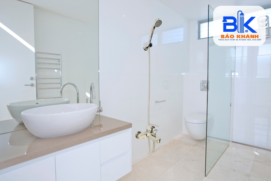 Vòi Sen Gắn Tường Có Gì Khác So Với Các Mẫu Sen Cây Hiện Đại