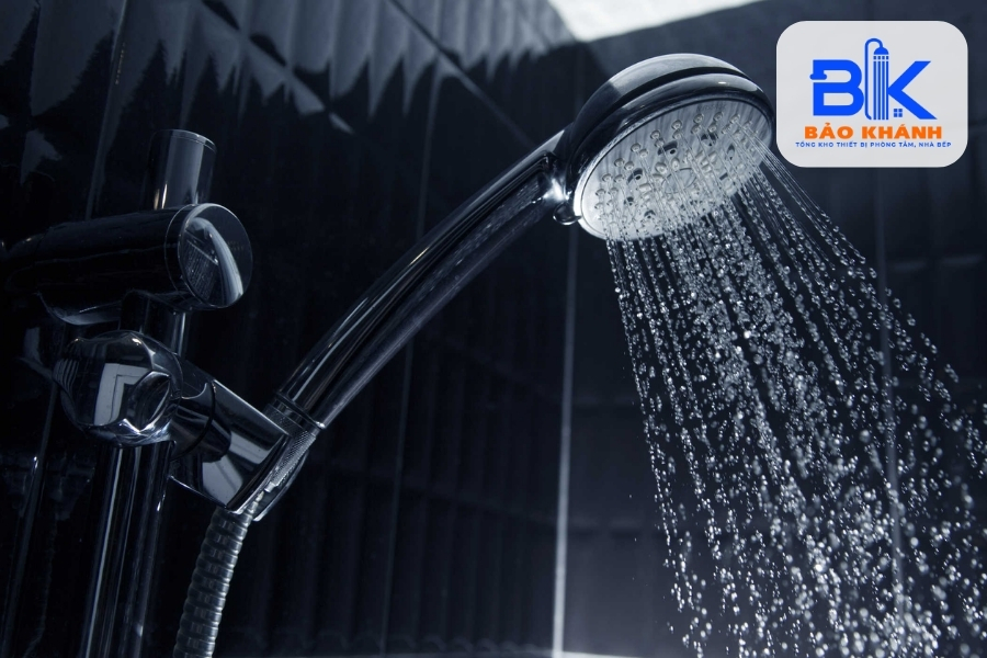 Vòi Sen Gắn Tường Có Gì Khác So Với Các Mẫu Sen Cây Hiện Đại