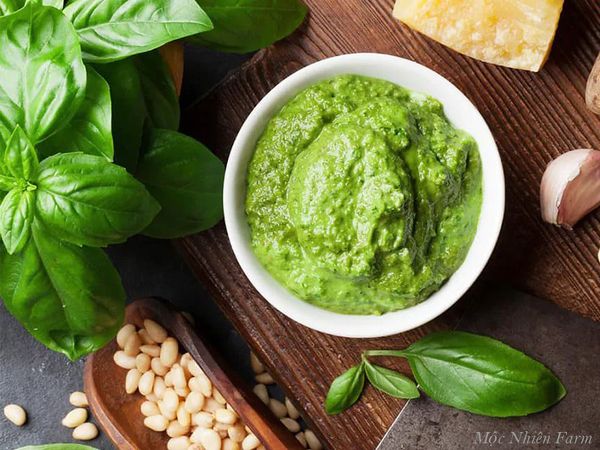 Pesto sauce: một loại sốt nổi tiếng làm từ húng quế.