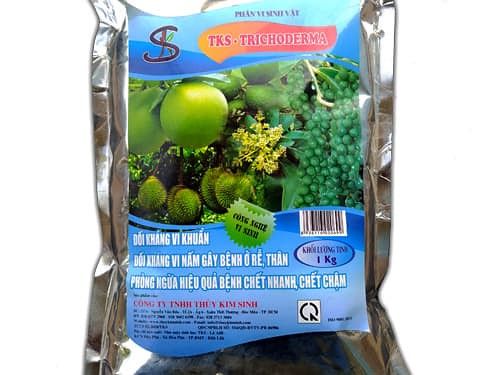 Nấm trichoderma hòa nước tưới hoặc phun để phòng nấm bệnh, có nhiều hãng cung cấp dòng nấm này trên thị trường.