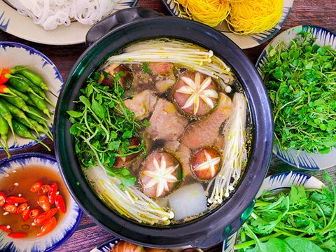 Cách làm lẩu gà ngon tuyệt tại nhà cực đơn giản vào ngày mưa