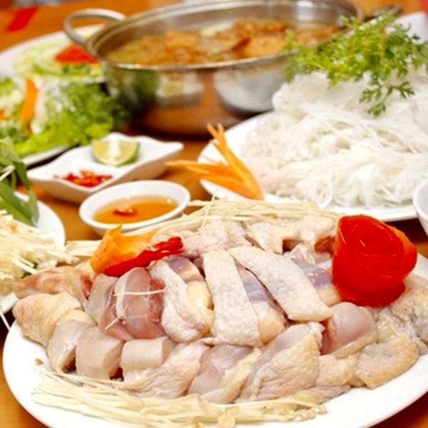 Tại nhà hàng Cơm gà Hải Nam, lẩu gà nấm Hải Nam được thực khách vô cùng yêu thích