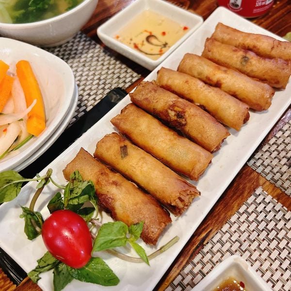 Nem gà nấm Hải Nam là một món ăn được chế biến theo công thức đặc biệt mà chỉ nhà hàng Cơm gà Hải Nam mới có