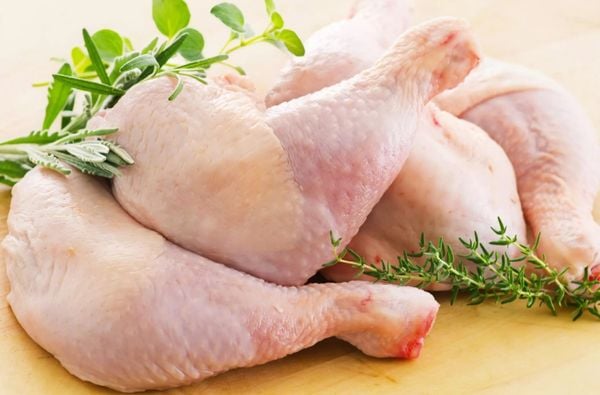 Bật mí cách làm cơm gà xối mỡ da vàng giòn rụm siêu đơn giản Chicken_legss_a598ad1e5bb3401ab13e8080ff789ccf_grande