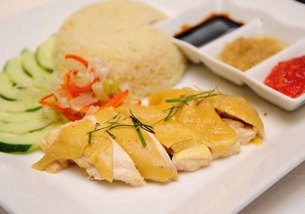 Cơm gà Singapore là món cơm ngon dành cho dân văn phòng tại Sing Chicken