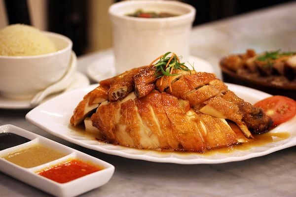 Cơm đùi gà quay Hải Nam nhất định phải thử tại Sing Chicken