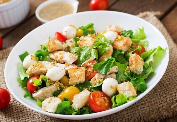 Salad ức gà trứng cút có vị chua chua ngọt ngọt màu sắc bắt mắt