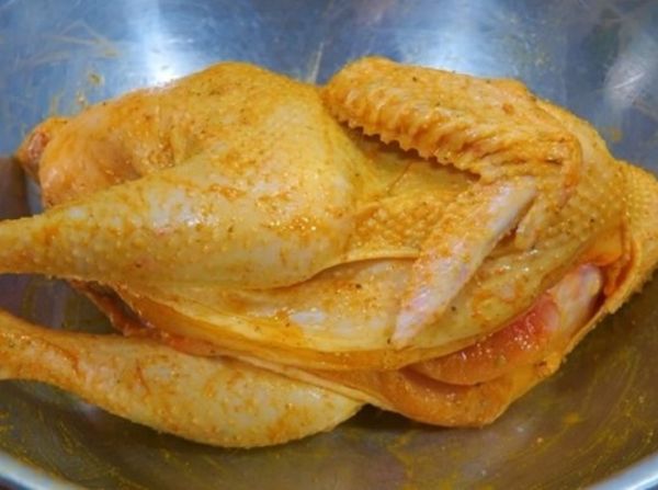 Ướp gà trong khoảng 30 phút để gà thấm đẫm gia vị - Sing Chicken