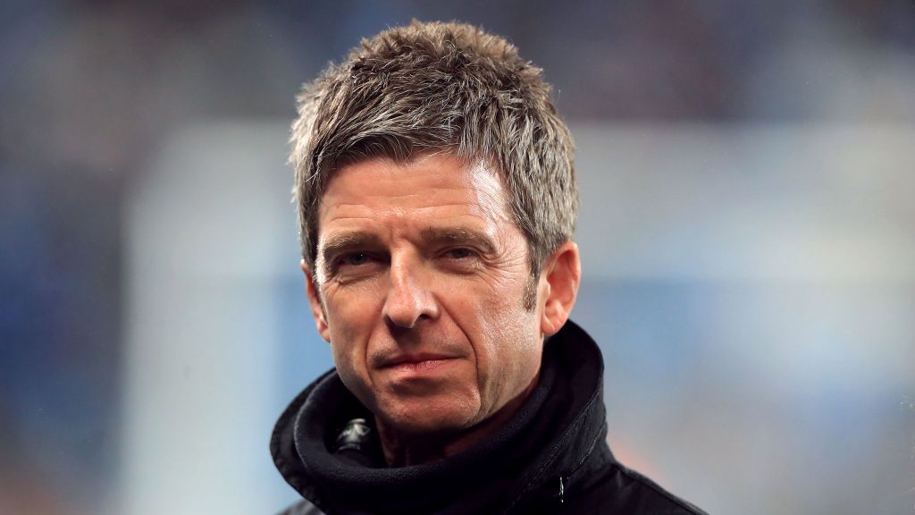 Con trai Noel Gallagher dạy anh bài Back In Black