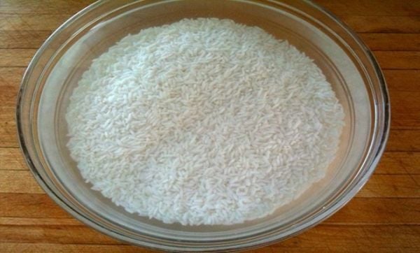 Ngâm gạo bằng nước lạnh khoảng 30 phút trước khi nấu để cháo nhanh dẻo hơn