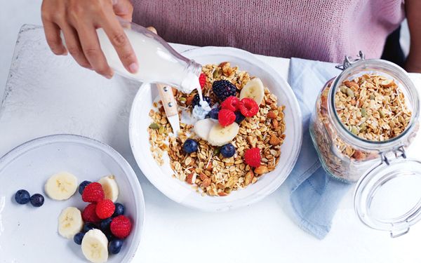 Granola thường được sử dụng như một bữa sáng nhanh gọn, tiện lợi và đầy đủ dưỡng chất