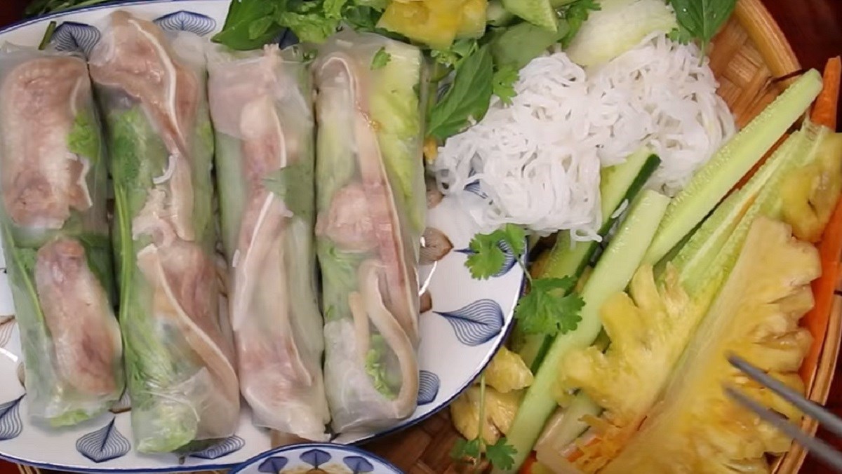 Cùng Buffet hải sản Hải Phòng làm món gỏi cuốn tai heo ăn siêu cuốn