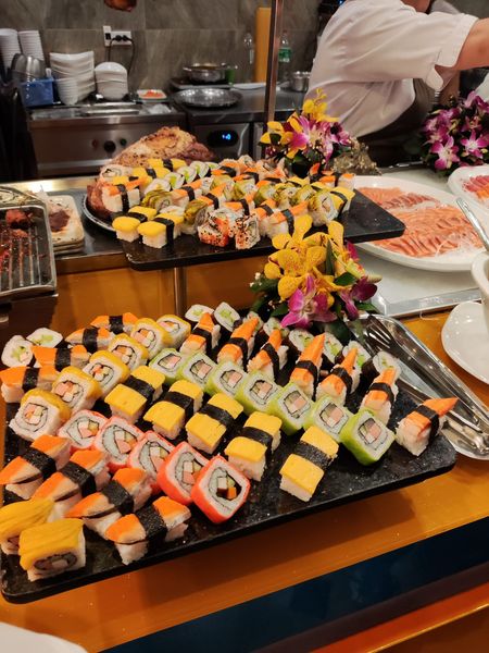 Các món sushi - sashimi chế biến tại quầy của HP3 Seafood - ăn buffet ở Hải Phòng