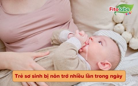 Trẻ sơ sinh bị nôn trớ nhiều lần trong ngày sẽ hết ngay nếu mẹ làm theo cách này | Fitolabs