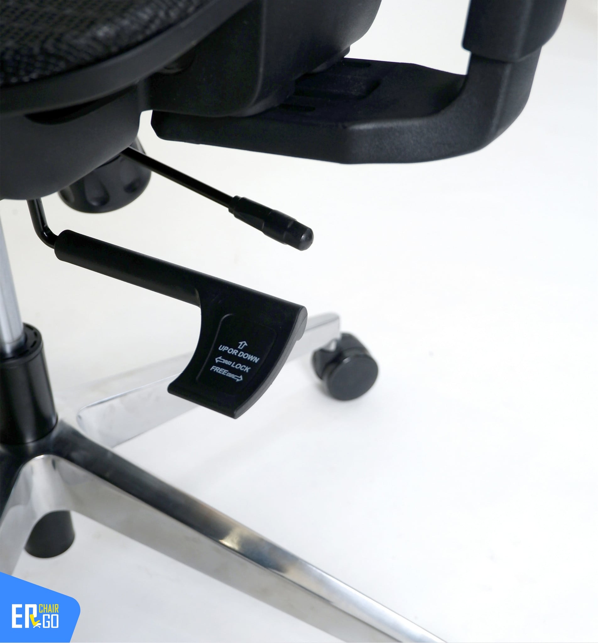 Ghế Công Thái Học Gami Lum2 bản 3D và 2D có Khung gầm tích hợp cần gạt điều chỉnh độ cao và ngả lưng, bản 3D thêm chỉnh trượt