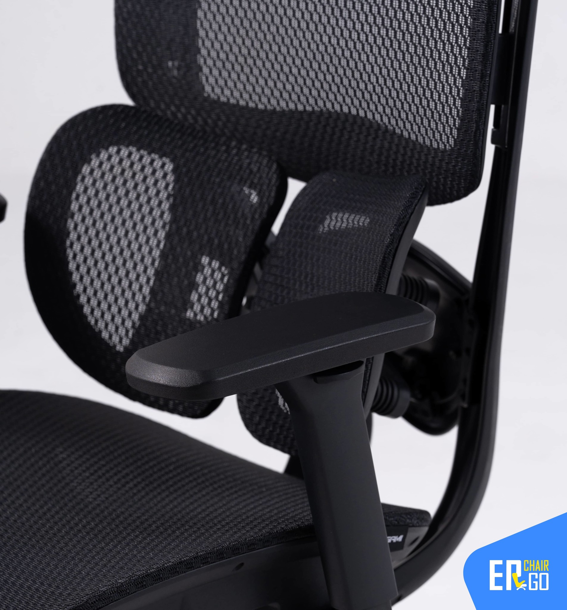 Ghế Công Thái Học Gami Crom bản thường (màu All Black) được thiết kế với tựa lưng 3 phần độc đáo