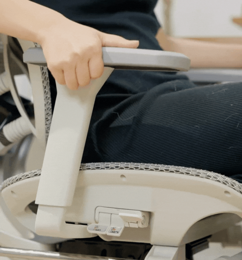 Tựa tay trên Ghế công thái học Gami Crom All Black có khả năng xoay ngang tự do 360 độ