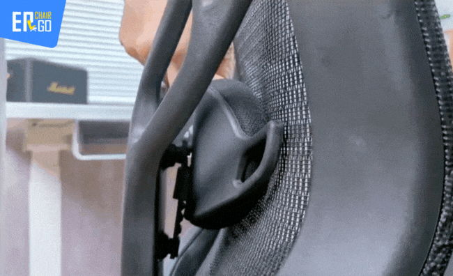 Gối điệm của Ghế công thái học GTChair I-VINO MT có thể nâng - hạ lên xuống dễ dàng để phù hợp với vị trí thắt lưng của từng người.