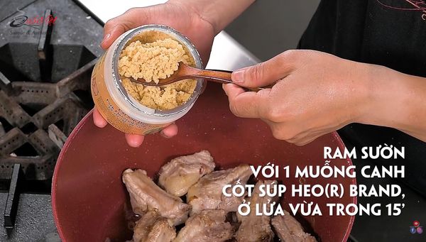Ram sườn với một muỗng canh Cốt Súp heo Quốc Việt trong 15 phút