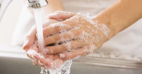 Rửa tay thường xuyên với nước rửa tay Sensez Beauty