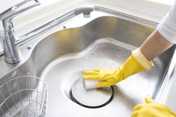 Vệ sinh bồn rửa chén tránh vi khuẩn sinh sôi